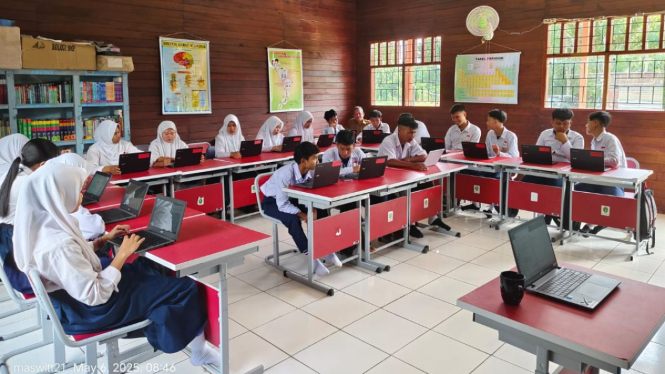 Siswa SMPN 7 Muara Kaman, Kabupaten Kutai Kartanegara, Kalimantan Timur.