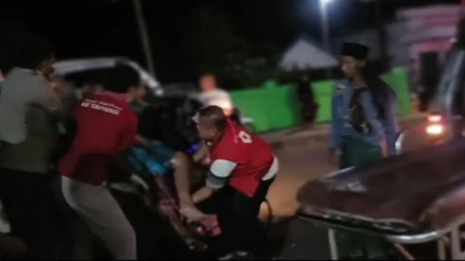 Evakuasi truk bermuatan rokok ilegal terlibat kecelakaan di Ketapang, Madura