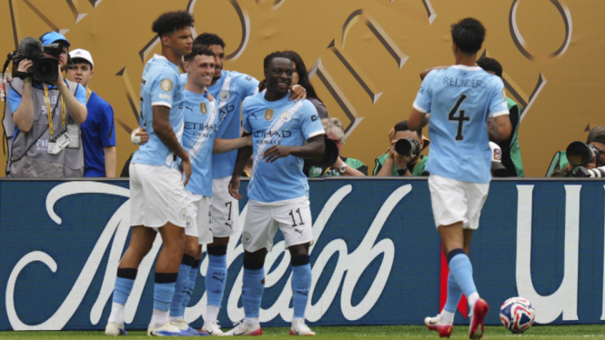 Pemain Manchester City rayakan gol Phil Foden