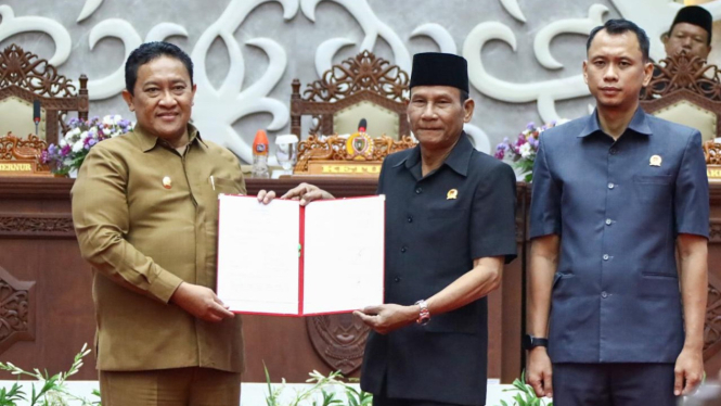 Wagub Kalteng Edy Pratowo menerima LHP