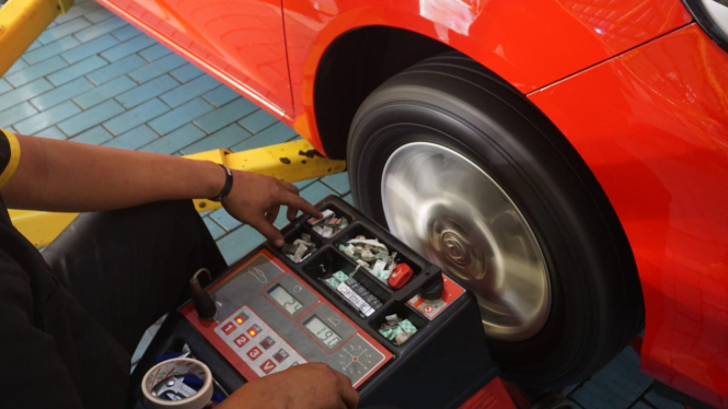 Pemeriksaan ban dalam Safety Campaign Dunlop 2025.