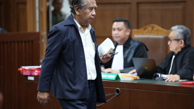 Mantan hakim Mahkamah Konstitusi (MK) Maruarar Siahaan yang dihadirkan menjadi saksi ahli meringankan untuk Sekjen PDIP Hasto Kristiyanto dalam sidang kasus dugaan suap dan perintangan penyidikan PAW DPR RI 2019-2024. (Istimewa)