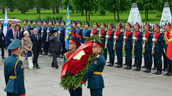 Presiden RI Prabowo Subianto melakukan upacara penghormatan dan peletakan karangan bunga di Piskarovskoye Memorial Cemetery, St. Petersburg, Kamis, 19 Juni 2025. 