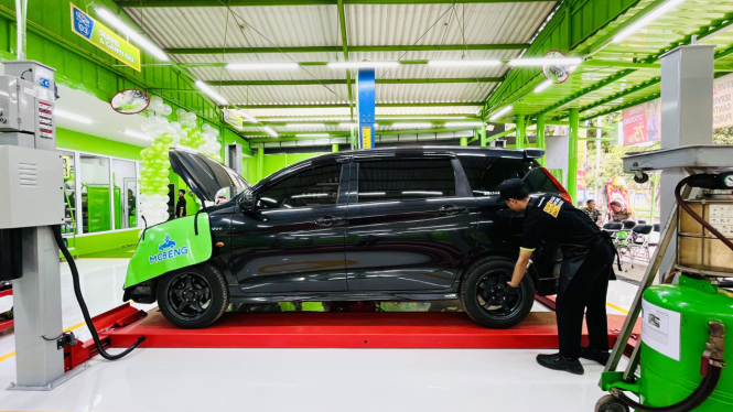Perbaikan mobil di bengkel Mobeng