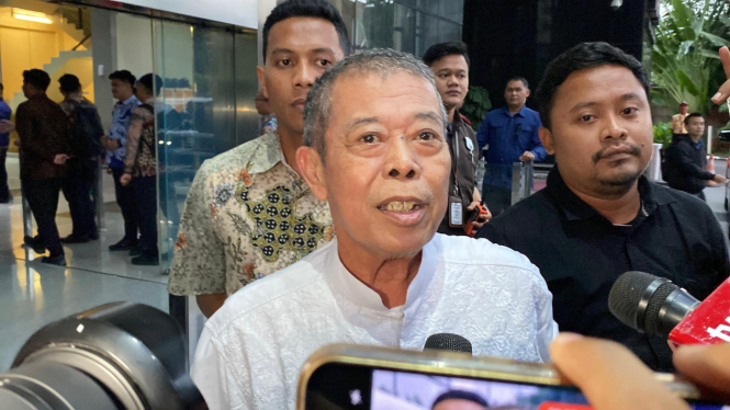 Eks Ketua DPRD Provinsi Jawa Timur, Kusnadi usai diperiksa kasus dugaan korupsi penyelewengan dana hibah Pokmas Jatim. Dia diperiksa sebagai saksi di KPK pada Kamis 19 Juni 2025