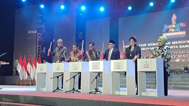Pramono Anung dan Muhaimin Iskandar saat meresmikan pembukaan Jakarta Fair 2025
