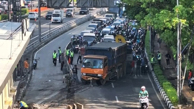 Truk tabrak separator busway di Jalan Gatot Subroto (Instagram jktinfo)
