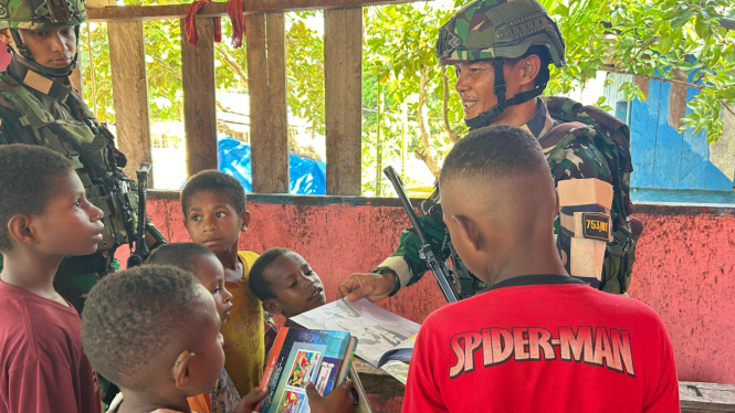 VIVA Militer: Satgas Yonif 753/AVT jadi guru di Keerom