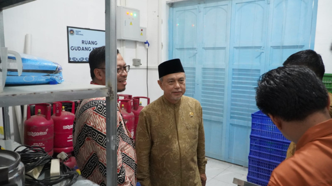 Wakil Ketua (Waka) DPD RI, Tamsil Linrung saat meninjau Dapur MBG di SPPG Pesantren Mandiri Makassar, Unit Lau (sumber foto: istimewa)
