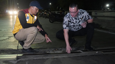 Anggota DPRD Jakarta Hardiyanto Kenneth meninjau jalan rusak di flyover