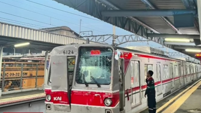 Kondisi KRL setelah tabrak truk di Tangerang.