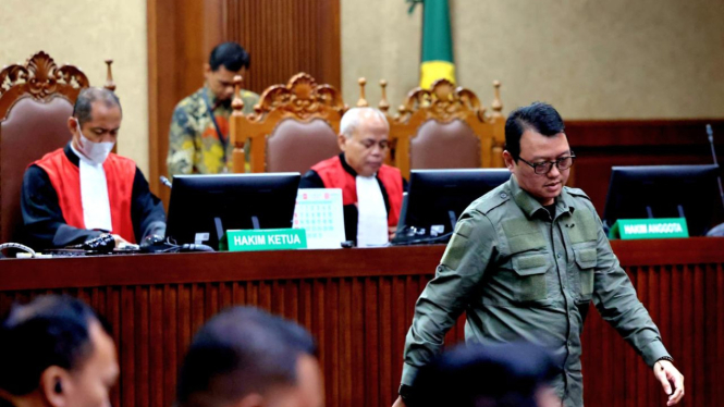 Teman kuliah S3 Hasto di Universitas Pertahanan, Cecep Hidayat saat jadi saksi meringankan kasus dugaan suap dan perintangan penyidikan PAW DPR 2019-2024. (Ist)