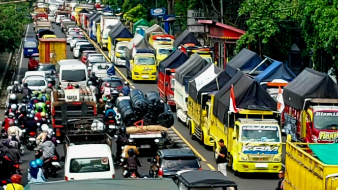 Puluhan truk berjajar tutup jalan diponegoro Kabupaten Semarang