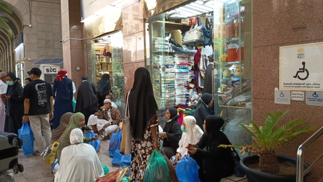 Usai belanja Jemaah duduk-duduk depan di toko Ali for gifts, Madinah