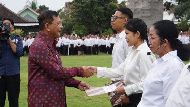 Bupati Buleleng, I Nyoman Sutjidra,