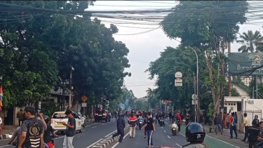 Tawuran warga pecah di perbatasan Setiabudi dan Tebet Jakarta Selatan pada Jumat 20 Juni 2025 sore. Satu warga mengalami luka-luka.