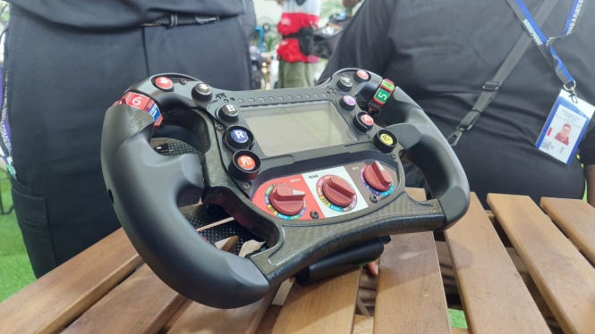 Setir mobil balap Formula E 2025