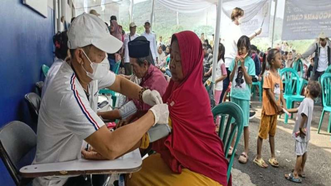 Pemulung memeriksakan kesehatan dalam pengobatan gratis yang digelar IPI.