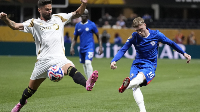 Pemain Los Angeles FC, Olivier Giroud (kiri) saat melawan Chelsea