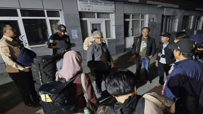 Dubes RI untuk Iran Rolliansyah Soemirat bersama WNI jelang evakuasi
