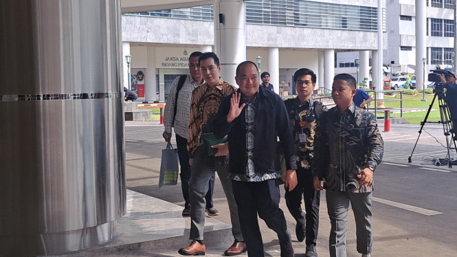 Iwan Kurniawan (melambaikan tangan) di Kejaksaan Agung, Senin 23 Juni 2025