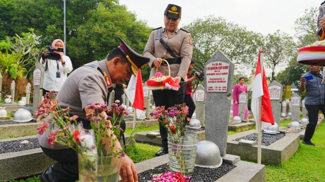 Kapolri ziarah dan tabur bunga 
