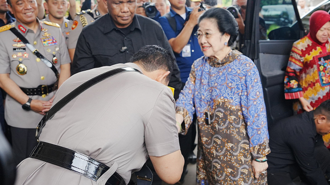 Kapolri Jenderal Listyo Sigit Prabowo cium tangan Megawati Soekarnoputri