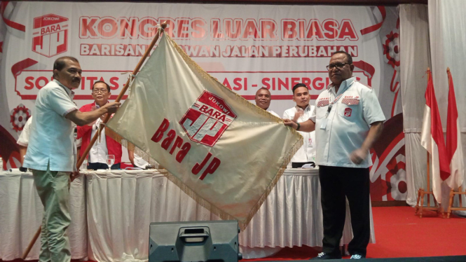 Ketua Umum BaraJP 2013-2019 Sihol Manullang (kiri), menyerahkan pataka/bendera BaraJP kepada Frans Ansanay (kanan), yang terpilih menjadi ketua umum 2025-2030 dalam Kongres Luar Biasa (KLB) di Jakarta Kamis 19 Juni 2025.