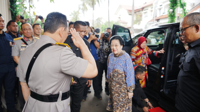 Kapolri Jenderal Polisi Listyo Sigit Prabowo beri hormat ke Megawati Soekarnoputri