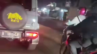 Mobil pelat sipil menggunakan strobo
