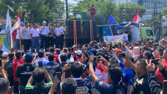 Ribuan sopir menggelar aksi demo memprotes aturan ODOL di pantura Semarang.