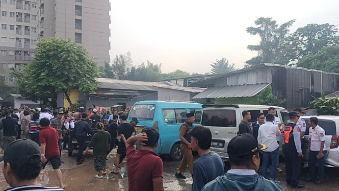 Pembongkaran bangunan ilegal di Tangerang Selatan, Senin, 23 Juni 2025.