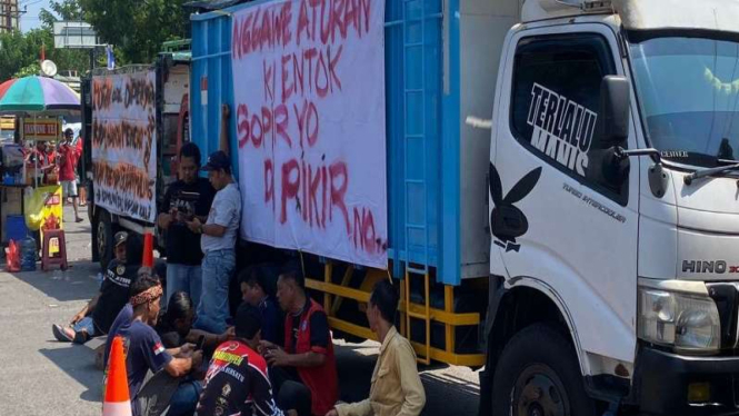 Demo sopir truk di depan Kantor Dinas Perhubungan Provinsi Jateng.