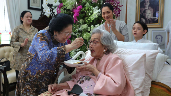 Presiden kelima RI Megawati Soekarnoputri menyuapi istri Hoegeng
