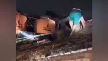 Terduga pelaku pelecehan seksual di Bekasi dikepung warga (Tangkapan Layar Instagram)