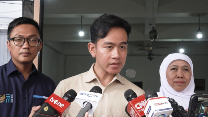 Wapres RI Gibran Rakabuming Raka (tengah) usai meninjau panen raya dan tanam tebu perdana di Kebun Tebu Jolondoro, Banyuwangi.