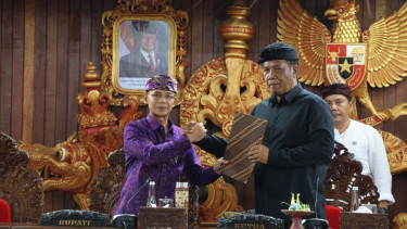 ketrangan Foto: (ki-ka) Bupati Klungkung, I Made Satria dan Ketua DPRD Klungkung