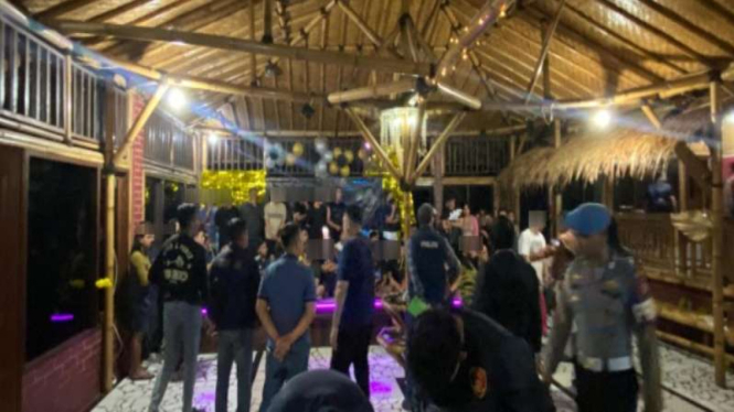 Polisi gerebek pesta gay di sebuah vila di Puncak Bogor, Jabar.