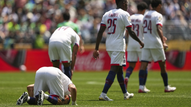 Pemain PSG Achraf Hakimi selebrasi gol sujud syukur
