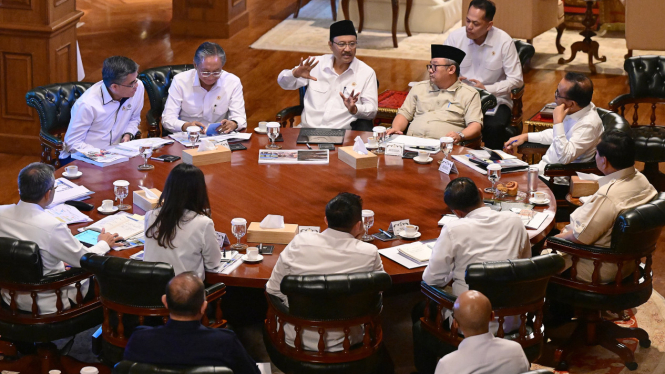 Presiden RI Prabowo Subianto saat menggelar ratas terkait sekolah rakyat di kediamannya di Hambalang, Bogor, Jawa Barat (sumber foto: Muchlis Jr - Biro Pers Sekretariat Presiden)