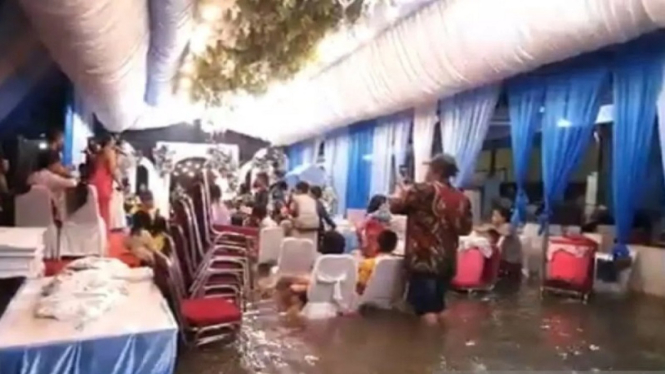 Warga Muara Angke gelar pernikahan saat banjir rob