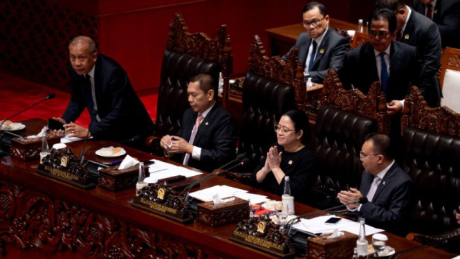 Ketua DPR RI Puan Maharani (tengah)..