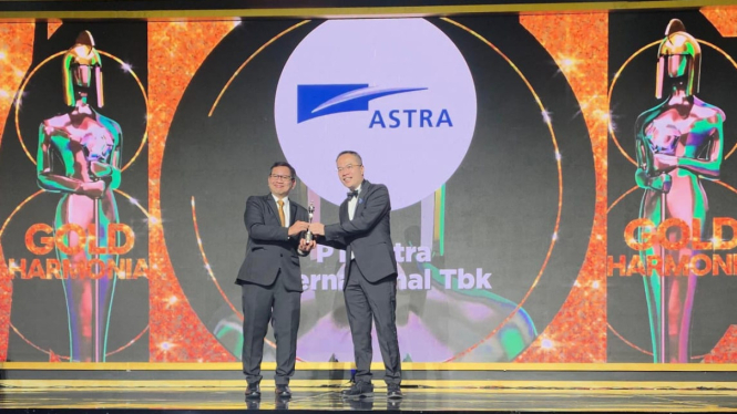 [Chief of Corporate Human Capital Development Astra, Aloysius Budi Santoso (kiri), saat menerima penghargaan utama HR Asia Best Companies To Work For In Asia 2025 dalam perhelatan HR Asia Best Companies To Work For In Asia 2025]