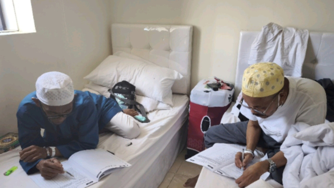 Jemaah haji di hotel sedang mengisi kuesioner BPS