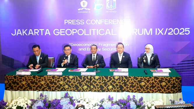 [Menteri ESDM, Bahlil Lahadalia (tengah) dalam konferensi pers di acara 'Jakarta Geopolitical Forum IX/2025' di kawasan Lapangan Banteng, Jakarta Pusat, Selasa, 24 Juni 2025]