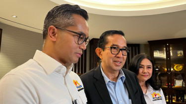 Kepala Badan Bank Tanah, Parman Nataatmadja (kanan baju hitam) dan Ketua Umum Kamar Dagang dan Industri Indonesia, Anindya Bakrie (kiri)