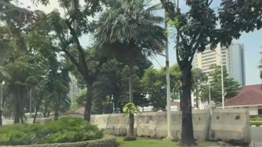 Beton halangi pandangan kendaraan yang putar balik di Jalan Medan Merdeka Selatan, Jakarta.