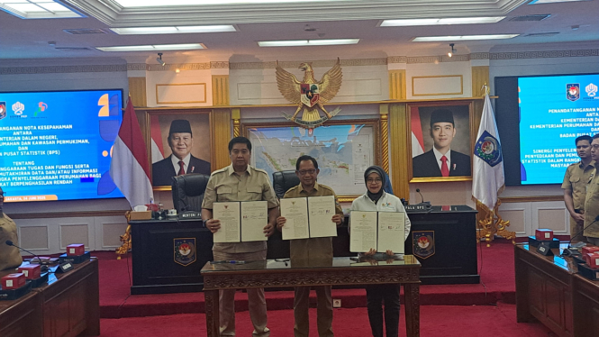 Menteri Dalam Negeri  Tito Karnavian, bersama dengan Menteri Perumahan dan Kawasan Permukiman, Maruarar Sirait atau Menteri Ara, dan Kepala Badan Pusat Statistik (BPS) Amalia Adininggar Widyasanti menandatangani nota kesepahaman