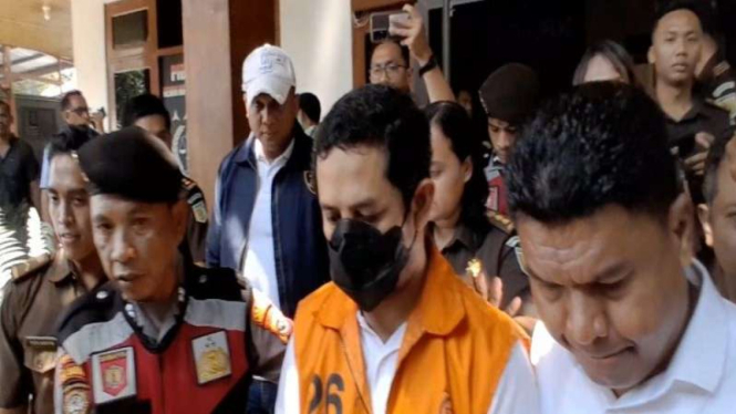 Eks Kapolres Ngada AKBP Fajar Widyadharma (rompi oranye).