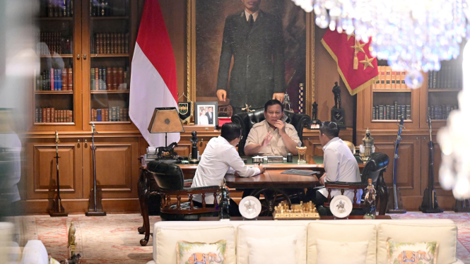 Presiden RI Prabowo Subianto menerima telepon dari Presiden Republik Korea, Lee Jae-myung (sumber foto: Muchlis Jr - Biro Pers Sekretariat Presiden)